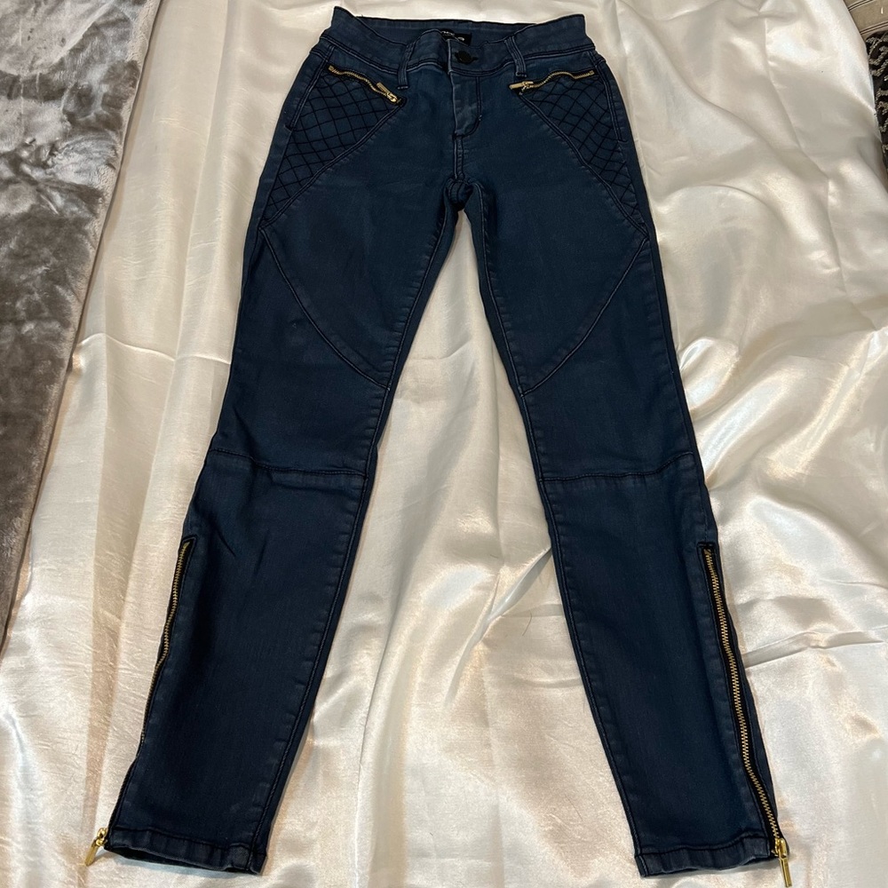 Bebe Aah Blue Jean. Stretch skinny jeans. Gold ankle and pocket zippers.